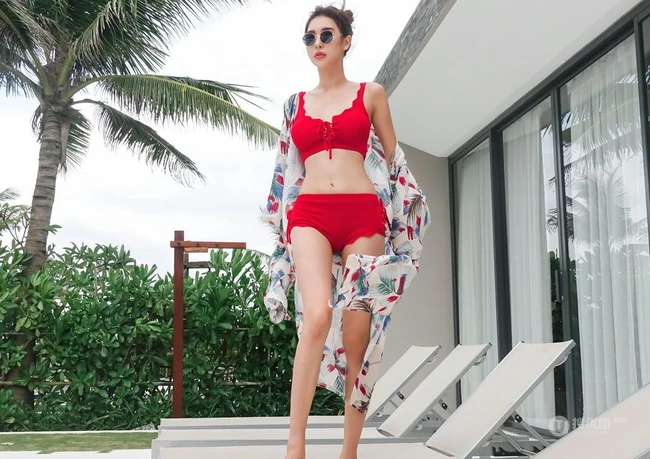 泳装气质女生朴多贤气质红色肩带泳装show