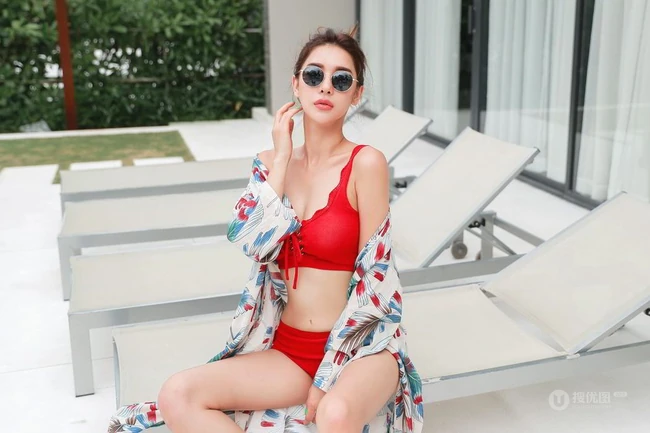 泳装气质女生朴多贤气质红色肩带泳装show