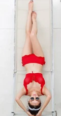 泳装气质女生朴多贤气质红色肩带泳装show
