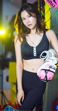 长发女生模特&ldquo;爱丽儿&rdquo;健身房日常健身写真，保持匀称身形