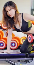 长发女生模特&ldquo;爱丽儿&rdquo;健身房日常健身写真，保持匀称身形