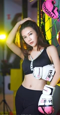 长发女生模特&ldquo;爱丽儿&rdquo;健身房日常健身写真，保持匀称身形