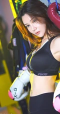 长发女生模特&ldquo;爱丽儿&rdquo;健身房日常健身写真，保持匀称身形