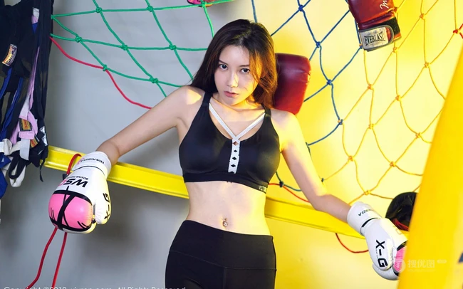 长发女生模特&ldquo;爱丽儿&rdquo;健身房日常健身写真，保持匀称身形