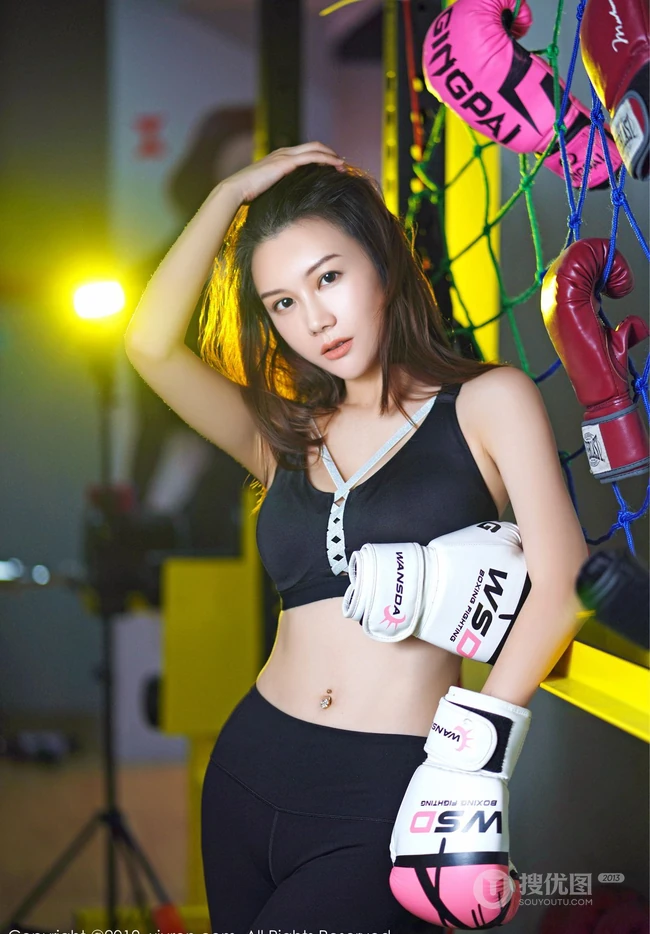 长发女生模特&ldquo;爱丽儿&rdquo;健身房日常健身写真，保持匀称身形