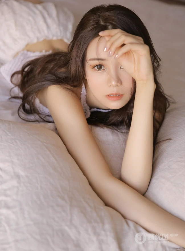长发，线条感，纤细线条，气质时尚清新女生佳人室内写真照