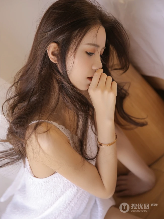 长发，线条感，纤细线条，气质时尚清新女生佳人室内写真照