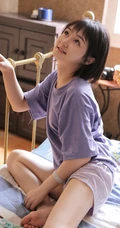 大眼短发清新少女可爱室内写真，清爽T恤搭短裤线条感白皙