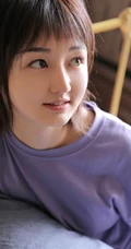 大眼短发清新少女可爱室内写真，清爽T恤搭短裤线条感白皙