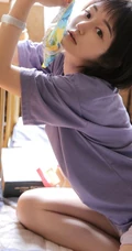 大眼短发清新少女可爱室内写真，清爽T恤搭短裤线条感白皙