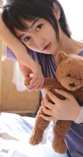 大眼短发清新少女可爱室内写真，清爽T恤搭短裤线条感白皙