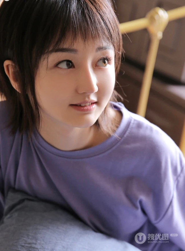 大眼短发清新少女可爱室内写真，清爽T恤搭短裤线条感白皙