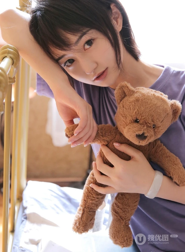 大眼短发清新少女可爱室内写真，清爽T恤搭短裤线条感白皙