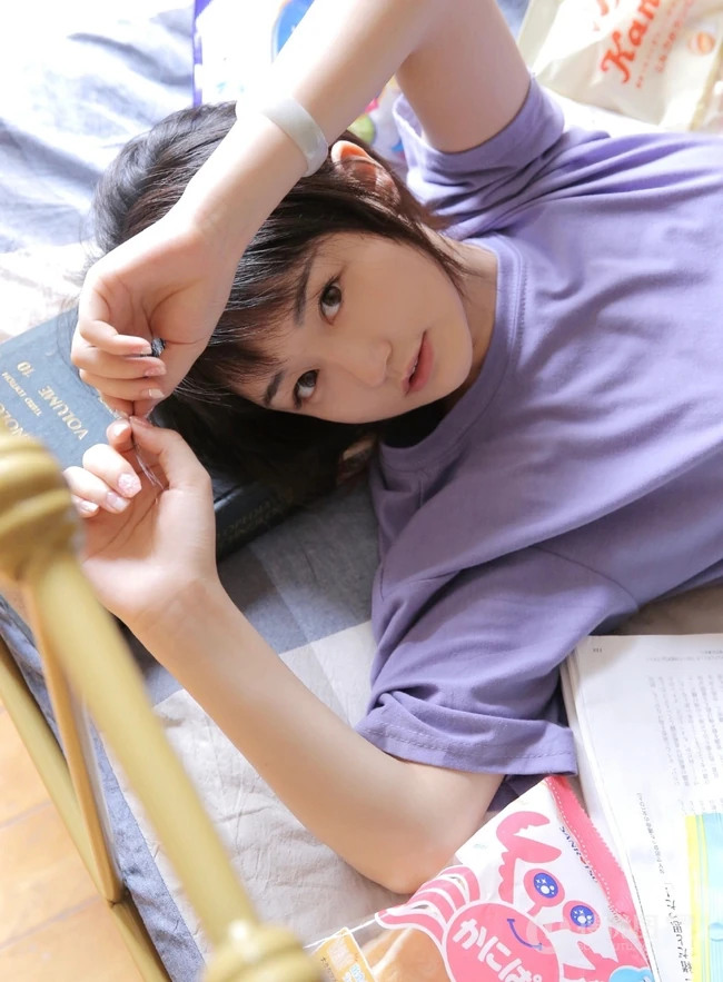 大眼短发清新少女可爱室内写真，清爽T恤搭短裤线条感白皙