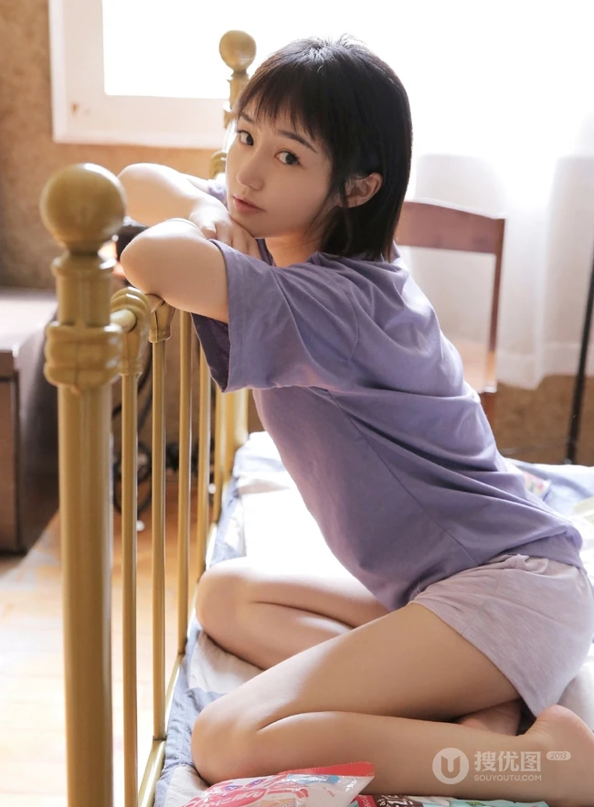 大眼短发清新少女可爱室内写真，清爽T恤搭短裤线条感白皙