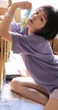 大眼短发清新少女可爱室内写真，清爽T恤搭短裤线条感白皙