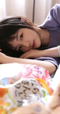 大眼短发清新少女可爱室内写真，清爽T恤搭短裤线条感白皙