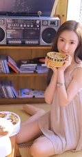 气质动人长发气质小姐姐肉色轻纱睡裙室内写真图片