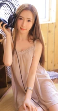 气质动人长发气质小姐姐肉色轻纱睡裙室内写真图片