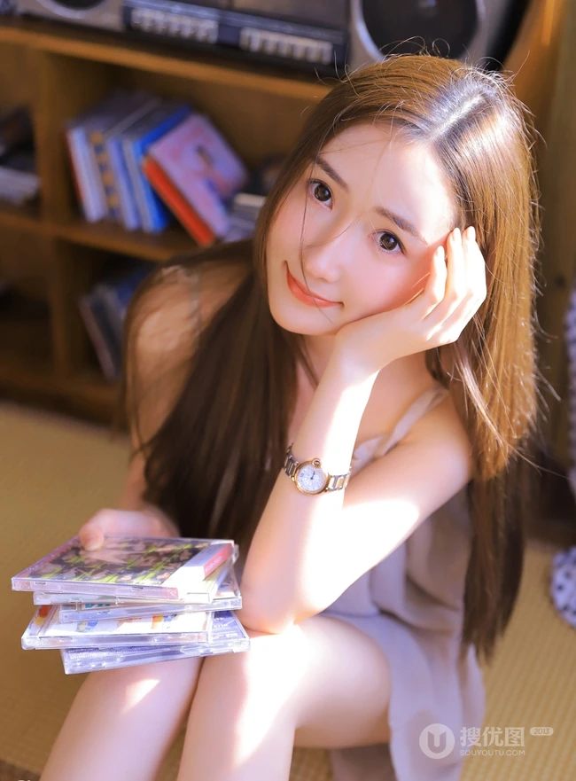 气质动人长发气质小姐姐肉色轻纱睡裙室内写真图片
