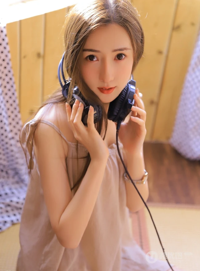 气质动人长发气质小姐姐肉色轻纱睡裙室内写真图片