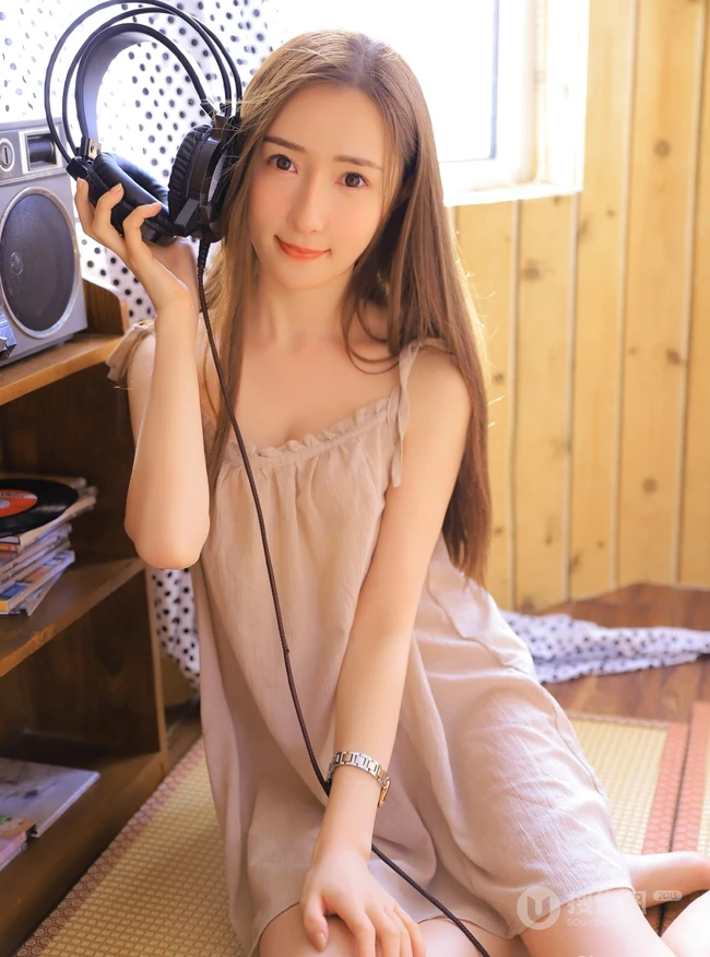 气质动人长发气质小姐姐肉色轻纱睡裙室内写真图片
