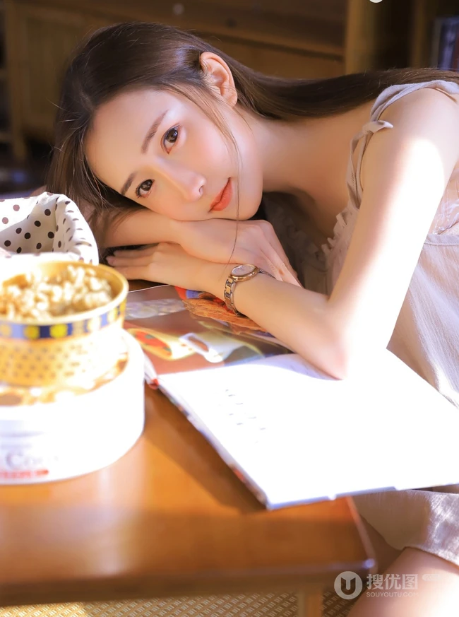 气质动人长发气质小姐姐肉色轻纱睡裙室内写真图片