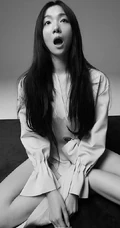 女明星齐溪慵懒素颜风格室内黑白写真图片