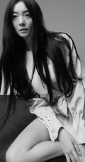 女明星齐溪慵懒素颜风格室内黑白写真图片