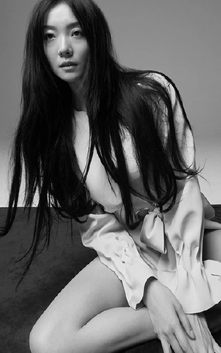 女明星齐溪慵懒素颜风格室内黑白写真图片
