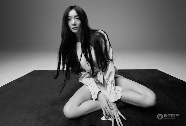 女明星齐溪慵懒素颜风格室内黑白写真图片