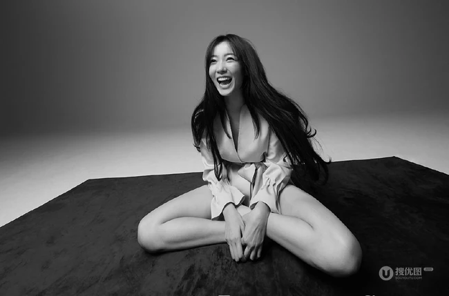 女明星齐溪慵懒素颜风格室内黑白写真图片
