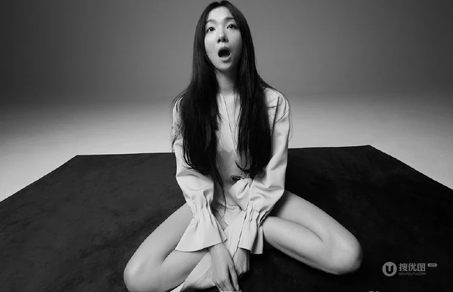 女明星齐溪慵懒素颜风格室内黑白写真图片