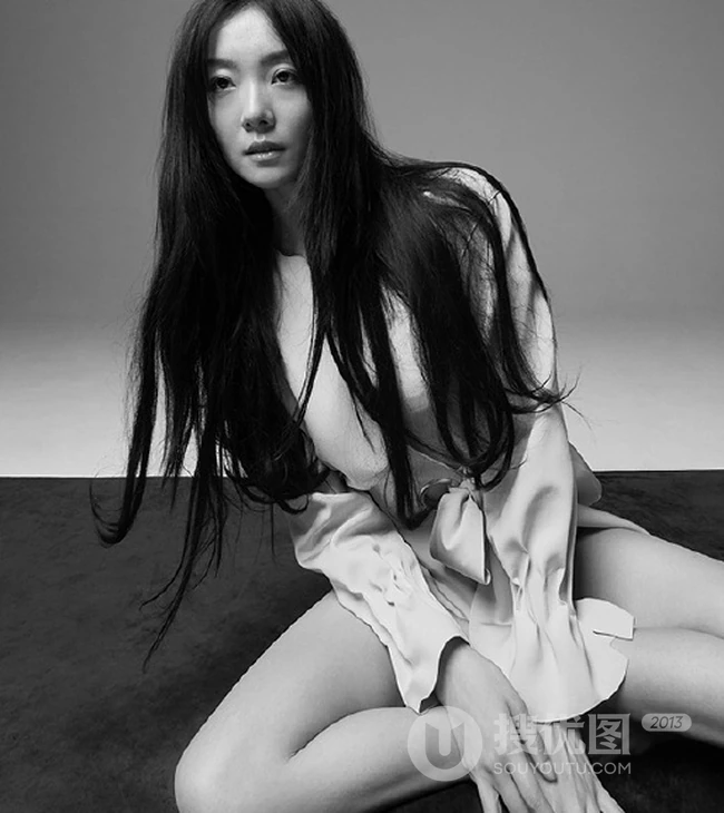 女明星齐溪慵懒素颜风格室内黑白写真图片