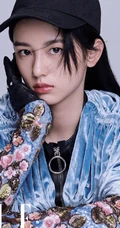 周也时尚摩登造型登《ELLE》杂志黑白写真个性大片