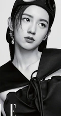 周也时尚摩登造型登《ELLE》杂志黑白写真个性大片