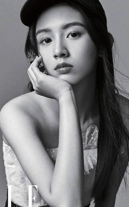 周也时尚摩登造型登《ELLE》杂志黑白写真个性大片