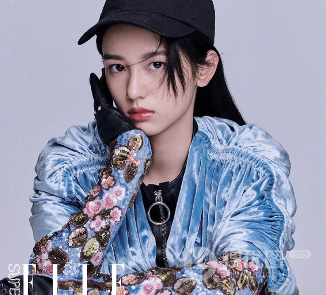 周也时尚摩登造型登《ELLE》杂志黑白写真个性大片
