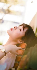 徐娇手拿相机户外踏青唯美写真图片