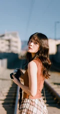 徐娇手拿相机户外踏青唯美写真图片