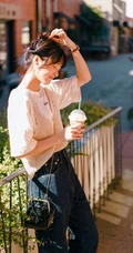 徐娇手拿相机户外踏青唯美写真图片