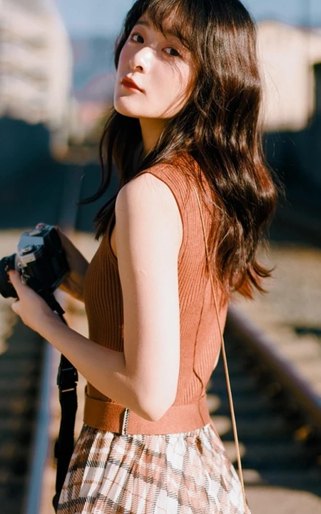 徐娇手拿相机户外踏青唯美写真图片