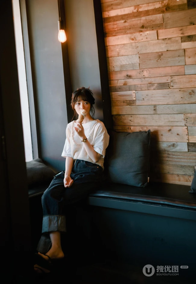 徐娇手拿相机户外踏青唯美写真图片