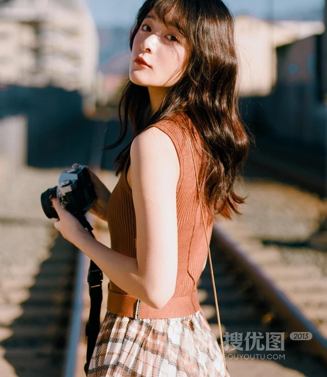 徐娇手拿相机户外踏青唯美写真图片