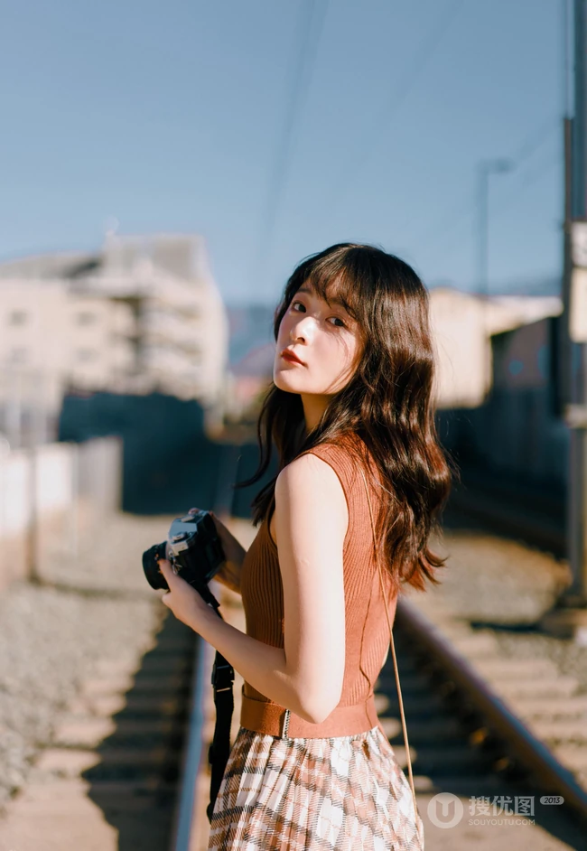 徐娇手拿相机户外踏青唯美写真图片
