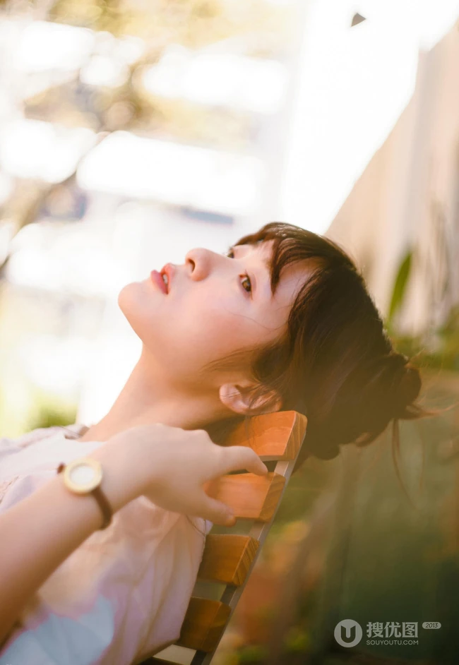 徐娇手拿相机户外踏青唯美写真图片