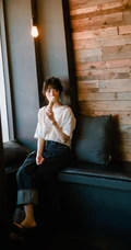 徐娇手拿相机户外踏青唯美写真图片