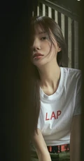 郑雅文微博晒酷美写真，军绿色工装长裤又美又飒
