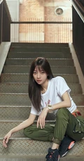 郑雅文微博晒酷美写真，军绿色工装长裤又美又飒