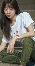 郑雅文微博晒酷美写真，军绿色工装长裤又美又飒